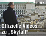 Szene aus dem neuen James Bond "Skyfall", Bond steht am Dach vor der Skyline von London