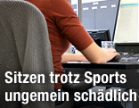Person sitzt vor Computerbildschirm