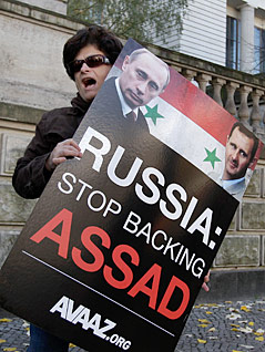 © AP/Michael Sohn Avaaz-Aktivistin demonstriert gegen Putins Syrienpolitik