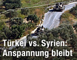 Syrische Panzer fahren auf einer Straße nahe der syrisch-türkischen Grenze