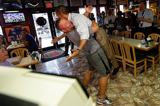 US-Präsident Barack Obama wird von dem Pizzeria-Besitzer Scott Van Duzer in die Höhe gehoben