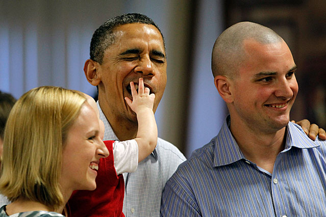 US-Präsident Barack Obama scherzt mit einem Baby