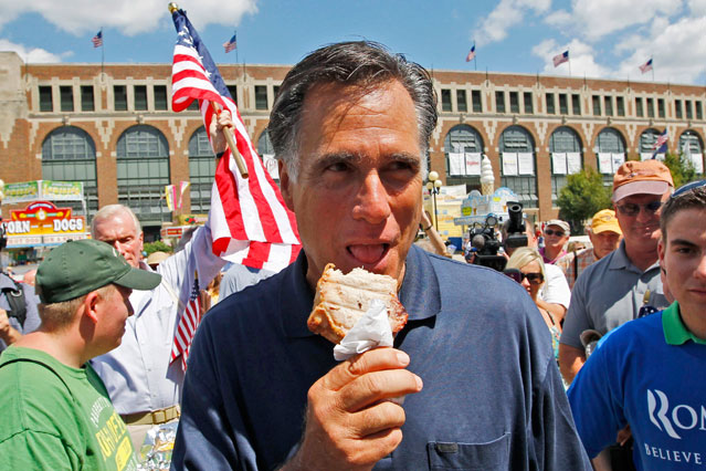Präsidentschaftskandidat Mitt Romney beim Verzehren einer Schweinshaxe