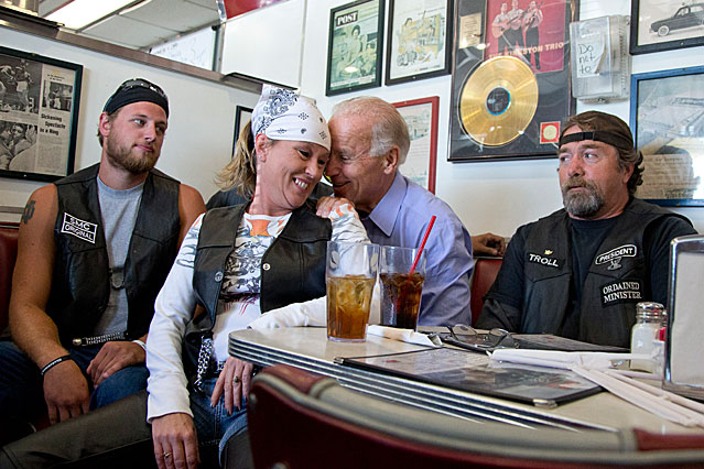 Vizepräsident Joe Biden im Gespräch mit Bikern in einem Lokal in Ohio