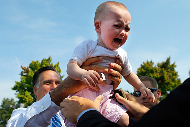 Der republikanische Präsidentschaftskandidat Mitt Romney hält ein weinendes Baby hoch
