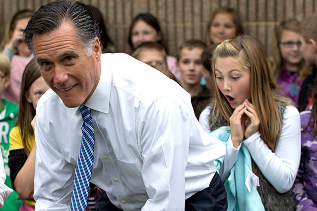 Der republikanische Präsidentschaftskandidat Mitt Romney posiert für ein Foto mit Schulmädchen