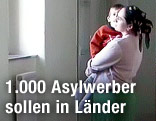 Eine Frau und ihr Kind im Fl&uuml;chtlingslager Traiskirchen