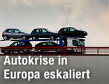 LKW transportiert Autos