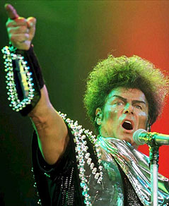 © APA/EPA/Barry Batchelor Gary Glitter bei einem Auftritt im Jahre 1997