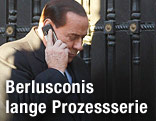 Silvio Berlusconi telefoniert