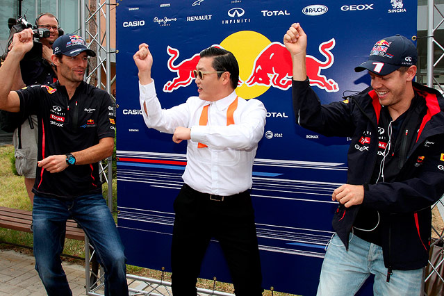 Musiker Psy performt mit den Formel1-Fahrern  Sebastian Vettel und Mark Webber "Gangnam Style"