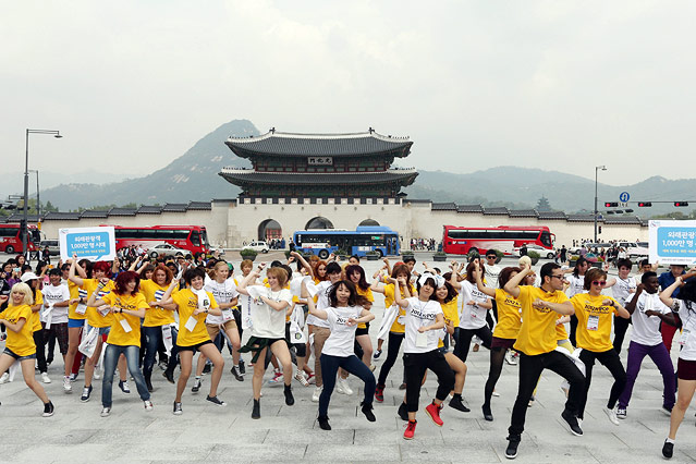 Menschenmenge performt "Gangnam Style"