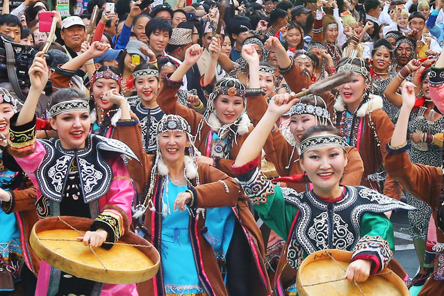 Russische Tänzergruppe in traditioneller Tracht performt "Gangnam Style"