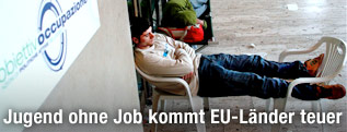 Jugendliche schlafen vor dem Eingang des Arbeitsamts