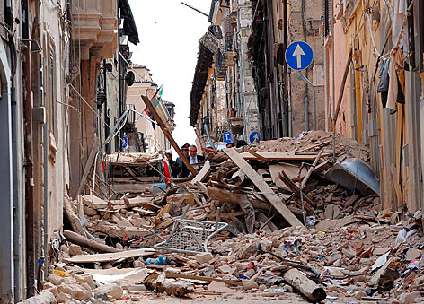 © APA/EPA/Carlo Ferraro Schutt in einer Straße nach dem Erdbeben in L'Aquila