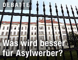 Gitter vor dem Fl&uuml;chtlingslager in Traiskirchen