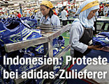 Indoneische Frauen arbeiten in einem adidas-Werk