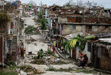 © Reuters/Desmond Boylan Zerstörte Häuser und umgestürzte Palmen in Santiago de Cuba