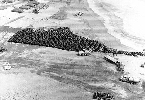 © AP Archivfoto: Fässer gefüllt mit radioaktiv verseuchten Boden am Strand von Palomares
