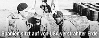 Archivbild: US-Soldaten entsorgen radioaktive Erde in Fässer