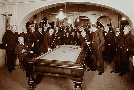 Billardpartie im alten Cafe Dobner, 1909