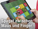 Hand hält ein Tablet