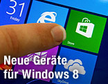 Finger berührt Bildschirm mit Windows-8-Oberfläche