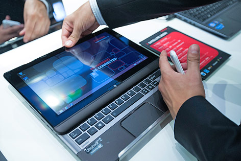 © Reuters/Thomas Peter Mann benutzt auf der IFA in Berlin Notebook mit Touchscreen