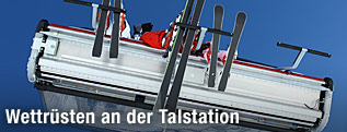 Skifahrer auf dem Sessellift