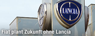 Lancia- und Fiatlogo auf Werksgeb&auml;ude
