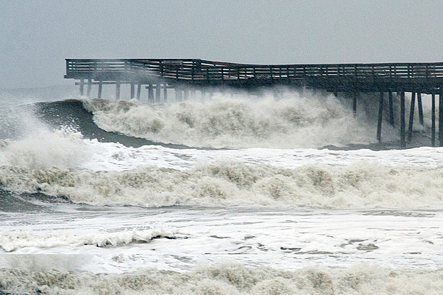 © Reuters/Rich-Joseph Facun Hohe Wellen schlagen am Vrigina Beach auf einen Pier auf