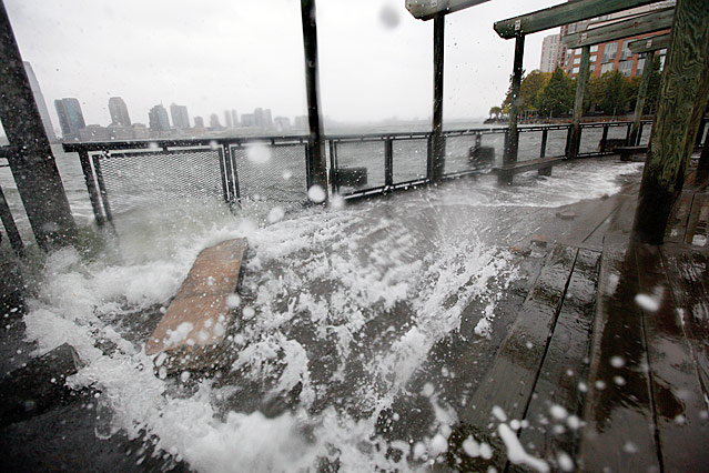 © Reuters/Brendan McDermid Der Hudson in New York überflutet eine Terasse