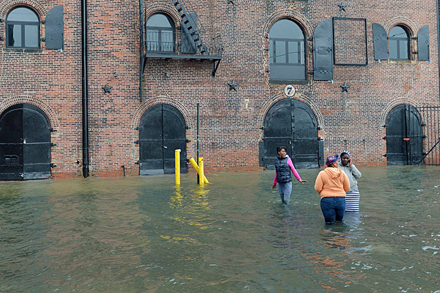 © APA/EPA/Justin Lane Drei Frauen in Brooklyn stehen im Wasser