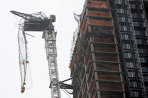 © APA/EPA/Andrew Gombert Ein durch den Sturm zerstörter Kran in New York