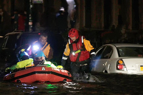 © Reuters/Brendan McDermid Rettungskräfte im Einsatz