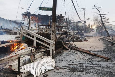 © AP/Frank Franklin II Abgebrannte Häuser im Stadtteil Breezy Point im Bezirk Queens, New York
