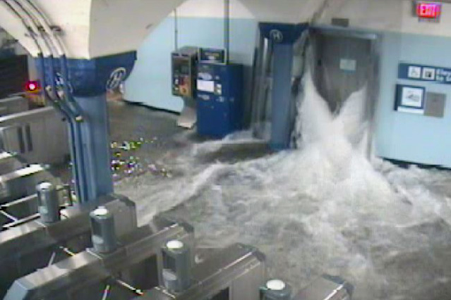  Wasser dringt in U-Bahn