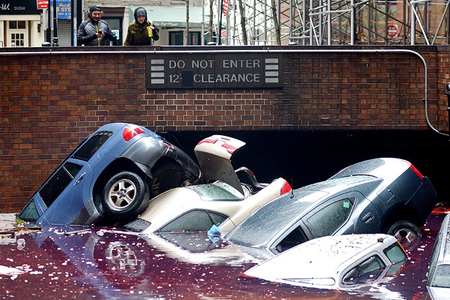 © APA/EPA/Justin Lane Überflutete Garage mit aufschwimmenden Autos in New York