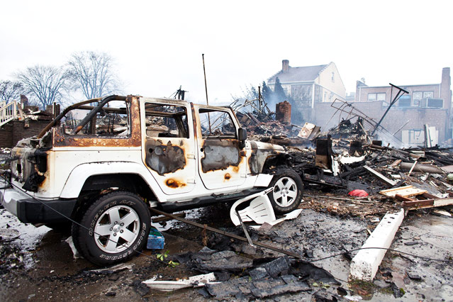 © APA/EPA/Ramin Talaie Ausgebranntes Auto im Stadtteil Breezy Point im Bezirk Queens, New York