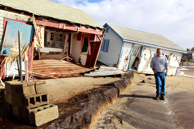 © AP/Steven Senne Mann neben zerstörten Hütten in South Kingstown, Rhode Island