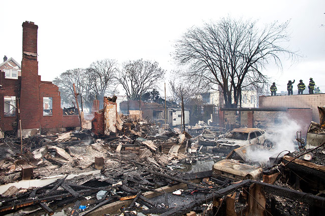 © APA/EPA/Ramin Talaie Abgebrannte Häuser im Stadtteil Breezy Point im Bezirk Queens, New York