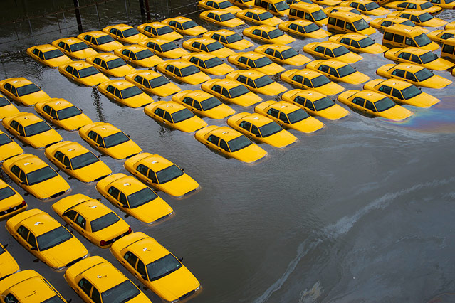 © AP/Charles Sykes Überfluteter Parkplatz voller Yellow Cabs in Hoboken, New York