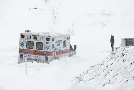 Ein Rettungsauto steckt nahe Belington, West Virginia, im Schnee fest