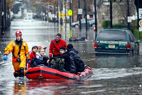 Menschen in einem Schlauchboot in New Jersey
