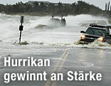 Ein Auto "kämpft" mit Wasserwellen
