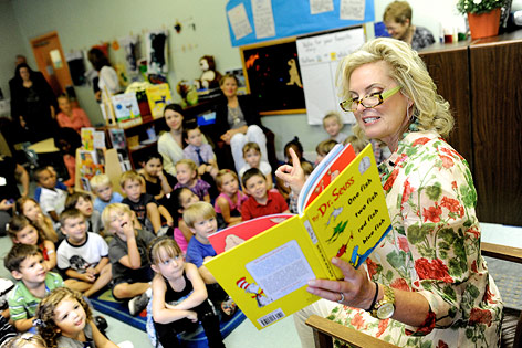 Ann Romney beim Besuch einer Schule