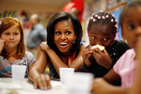 Michelle Obama beim Besuch einer Schule
