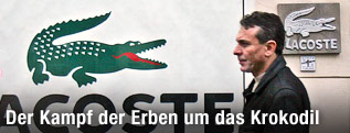 Ein Mann geht an einer Auslage von Lacoste vorbei
