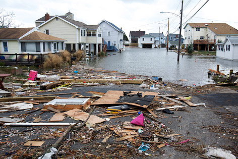 © Reuters/Michelle McLoughlin Trümmer und Wasser in den Straßen von East Haven (US-Bundesstaat Connecticut)