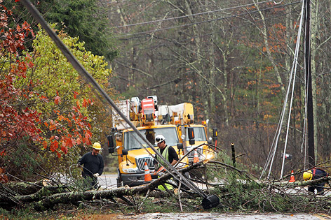 © AP/Jim Cole Einsatzkräfte säubern Straße von umgefallenen Bäumen in Milton (US-Bundesstaat New Hampshire)